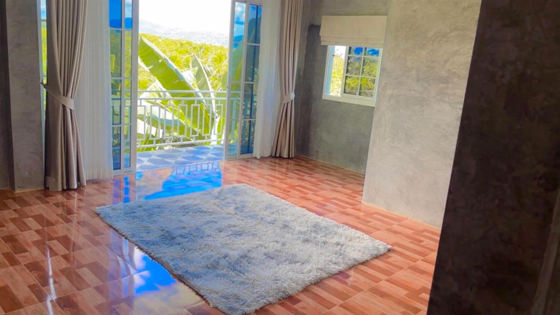 Upstairs room with balcony and mountain view